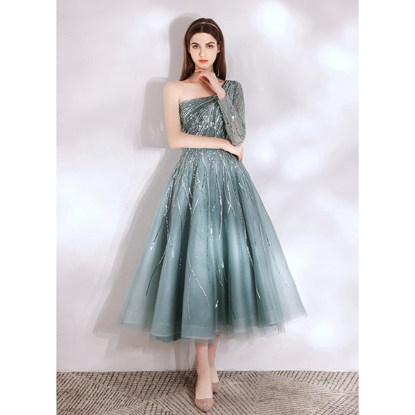 Vestido de Fiesta Turquesa Elegante con Hombro Descubierto y Detalles Brillantes