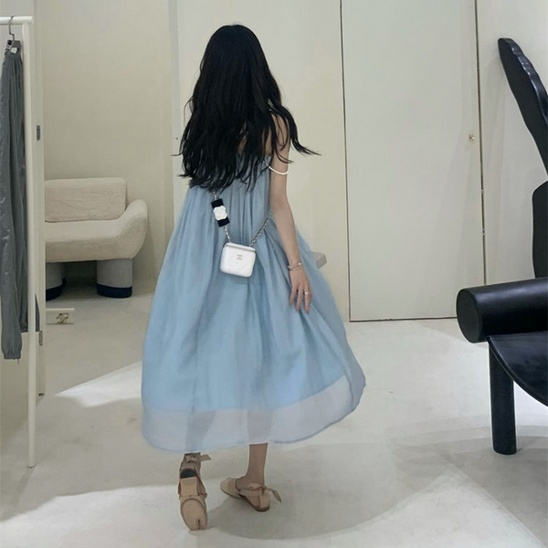 Vestido Plateado con Tirantes de Perlas y Filigrana Elegante