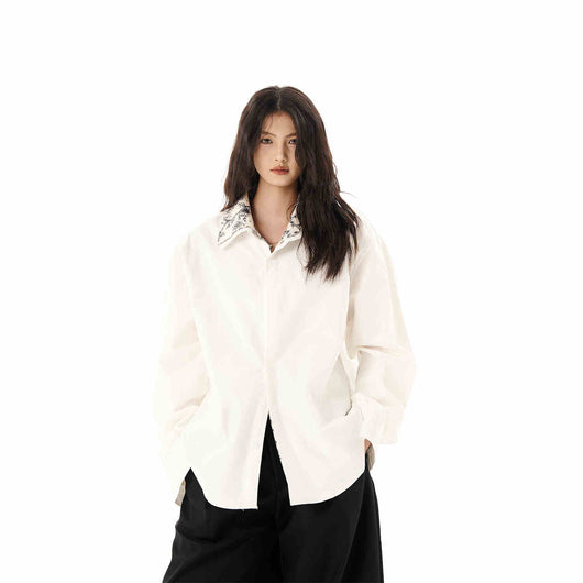 Camisa Larga Blanca con Detalles Florales y Superposición de Texturas