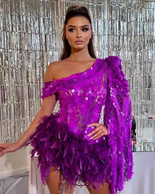 Vestido de Fiesta Corto con Lentejuelas Púrpura y Hombro Descubierto - Image 8