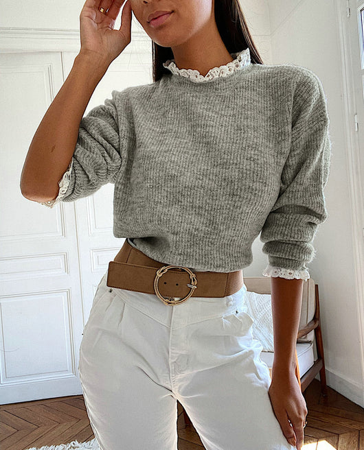 Blusa Gris de Encaje Floral con Cuello Redondo y Mangas Largas - Image 8