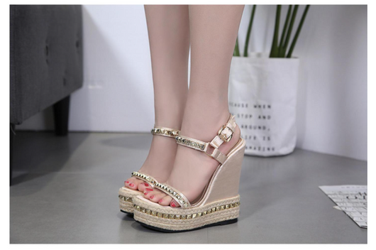 Sandalias Cuña con Remaches - Estilo y Elegancia para Mujer - Image 10