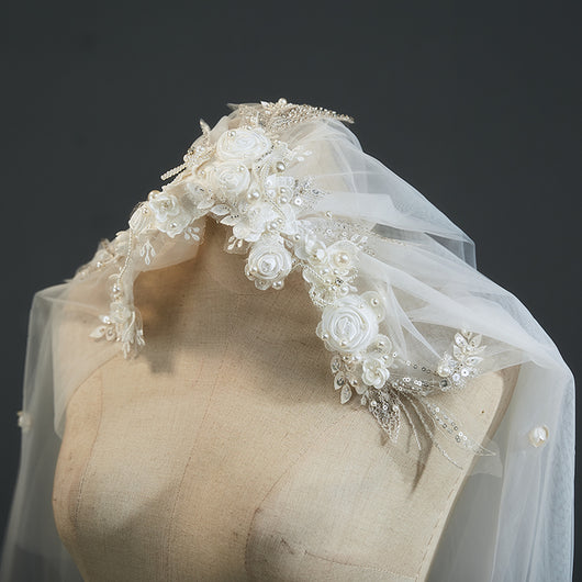 Tocado de Encaje Vintage con Perlas y Pétalos - Image 8