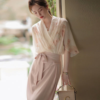 Conjunto de Dos Piezas: Blusa Floral de Gasa con Falda Elegante