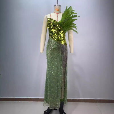 Vestido Tubo Luxury con Lentejuelas Verdes y Plumas, Abertura Sensual - Image 3