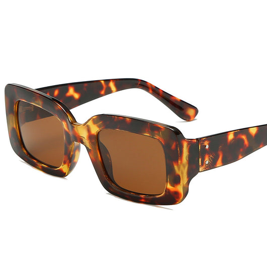 White square-frame sunglasses with dark gray lenses, featuring a chunky and fashionable design. - Image 19