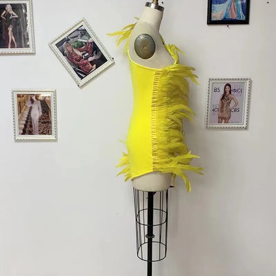 Vestido de Noche Elegante con Plumas y Espalda Descubierta - Image 13