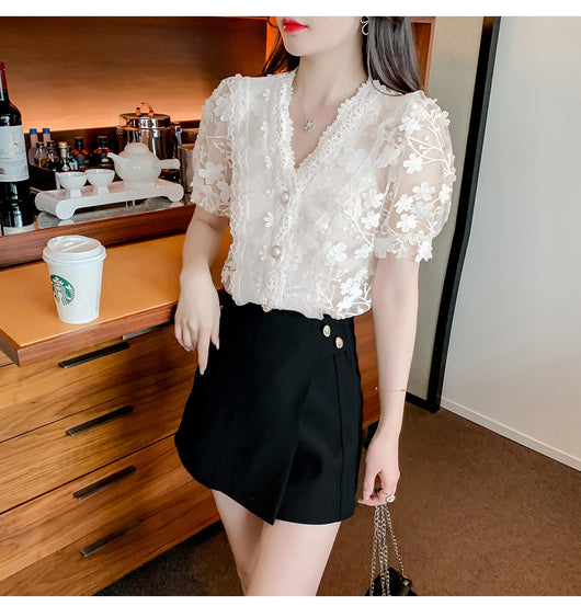 Blusa de Encaje con Flores 3D y Cuello V - Image 12