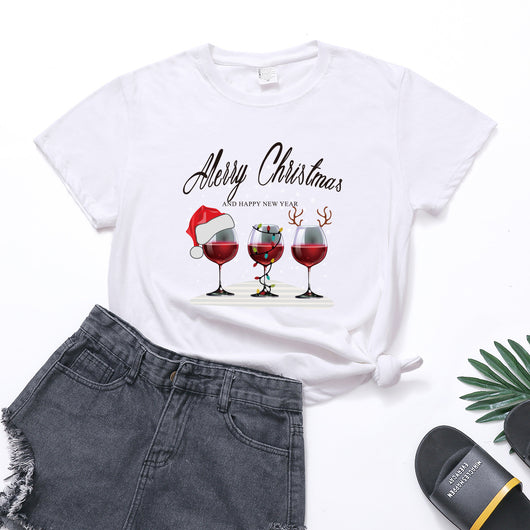 Playera Navideña con Estampado de Tres Copas de Vino - Image 5