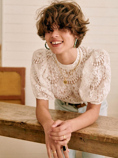 Blusa Elegante con Cuello Alto de Encaje y Mangas Globo - Image 3