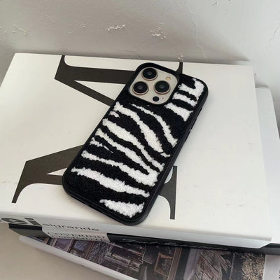 Funda iPhone Floral Invierno Coreana Bordada de Felpa Suave - Image 6