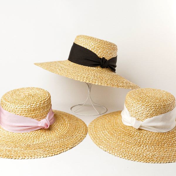 Gorro Tejido con Patrón de Onda y Trenza de Paja