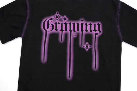 Playera para Hombre con Estampado Gótico en Tinta - Image 11