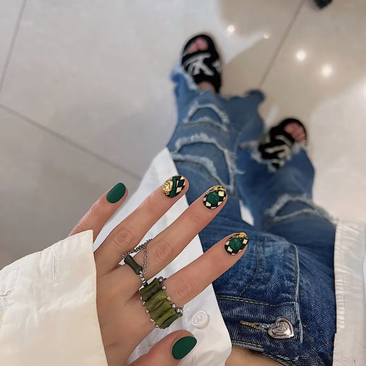Calcomanías de Uñas Efecto Armadura Verde y Blanco - Diseño Tablero Ajedrez Mate - Image 3