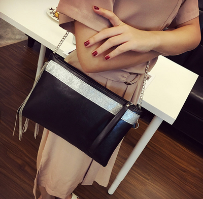 Clutch Sobre Elegante con Borlas - Diseño Minimalista en Negro - Image 6