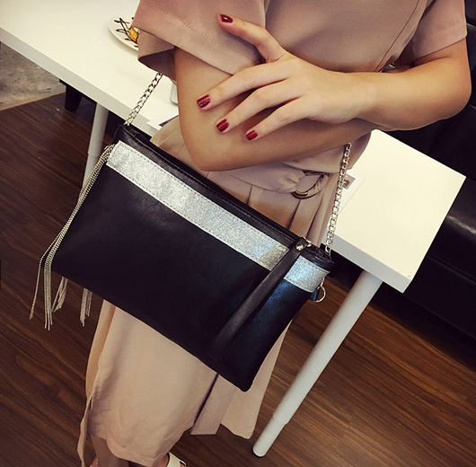 Clutch Sobre Elegante con Borlas - Diseño Minimalista en Negro - Image 6