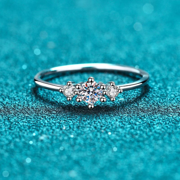 Anillo de Moissanita con Platino y Plata Esterlina - Seis Puntas Brillantes