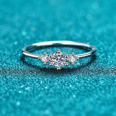 Anillo de Moissanita con Platino y Plata Esterlina - Seis Puntas Brillantes