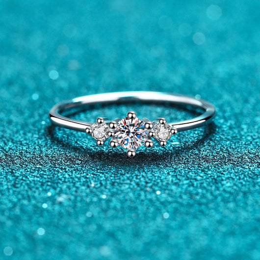 Anillo de Moissanita con Platino y Plata Esterlina - Seis Puntas Brillantes