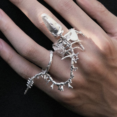Anillo Bicolor Blanco y Negro para Mujer - Image 2