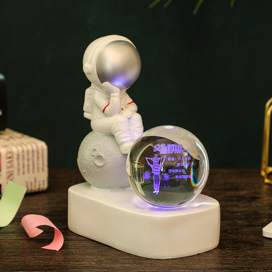 Lámpara Nocturna Astronauta de Resina con Esfera de Cristal Luminoso