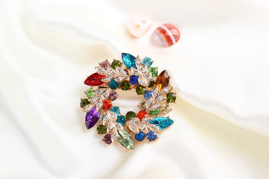 Broche Floral de Cristal con Incrustaciones de Diamantes - Image 13