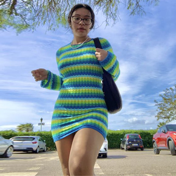 Vestido Tejido de Manga Larga con Rayas Contrastantes y Espalda Descubierta