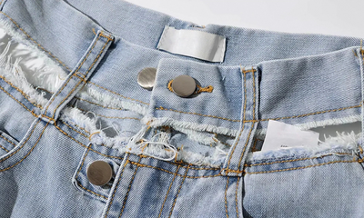Pantalón Denim Recto con Borde Crudo y Drapeado Hueco - Image 12
