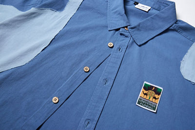 Camisa Unisex de Corte Asimétrico con Costuras Contrastantes - Image 9