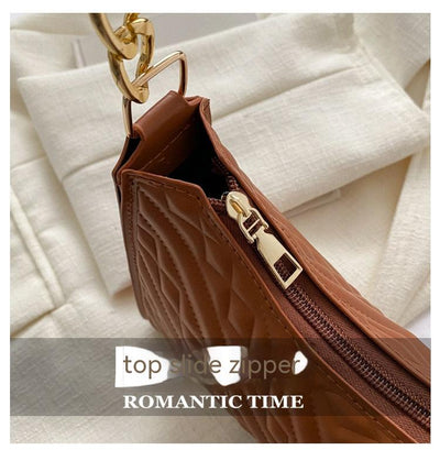 Bolso Bandolera Baguette Plisado con Cadena - Image 13