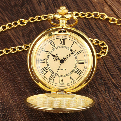 Reloj de Bolsillo Grande Estilo Vintage con Patrón de Escudo Dorado y Movimiento Cuarzo - Image 3