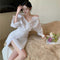 Vestido Camisero Blanco con Hombro Descubierto y Mangas Largas