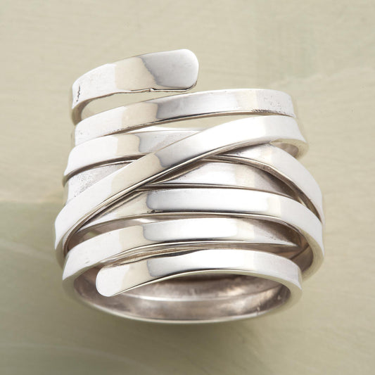 Anillo Geométrico de Metal Enrollado