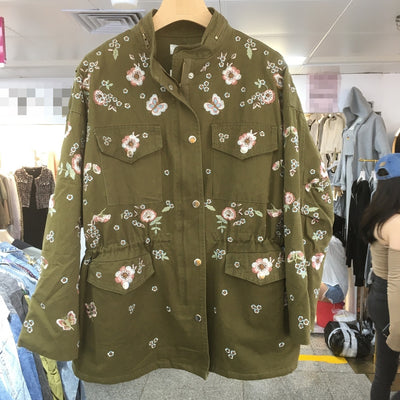 Gabardina de Industria Pesada con Flores Bordadas