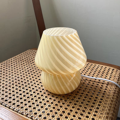 Lámpara de Mesa Retro con Base de Vidrio para Dormitorio - Image 5