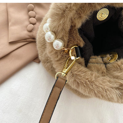 Bolso Mensajero de Peluche con Perlas para Mujer - Diseño Trendy e Instagrameable - Image 20