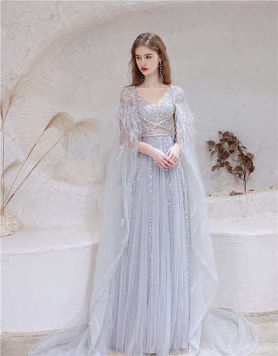 Vestido de Noche Elegante con Capa de Plumas Dos Piezas - Image 6