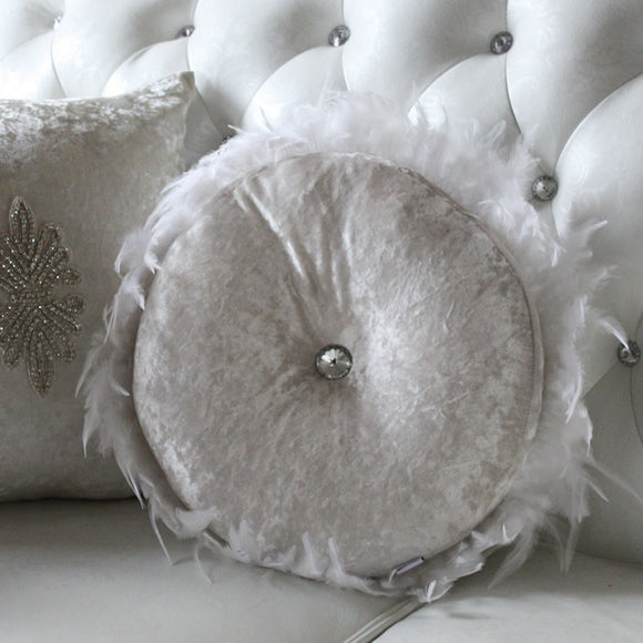 Almohada Decorativa Cuadrada con Broche Diamante y Pluma