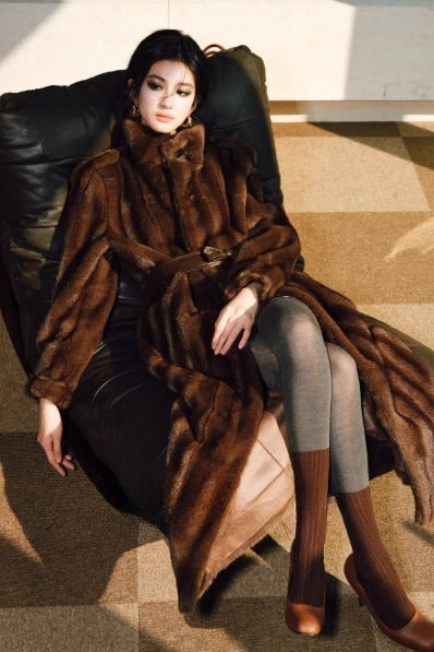 Abrigo Eco-fur con Cinturón de Silueta 3D y Textura Visón - Image 3