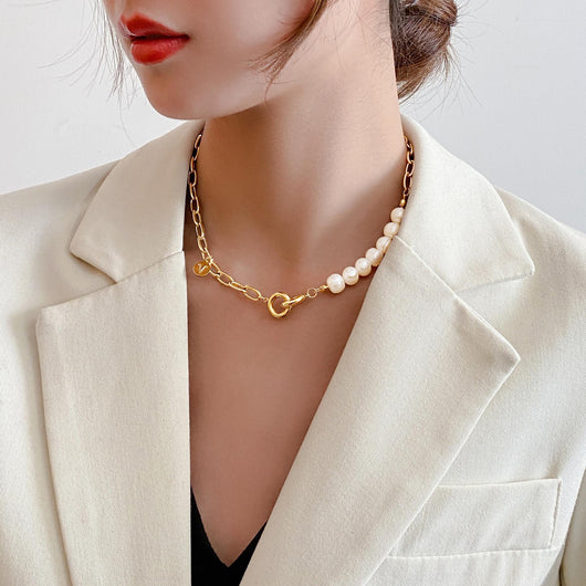 Collar con Letra V y Perlas para Mujer - Image 4