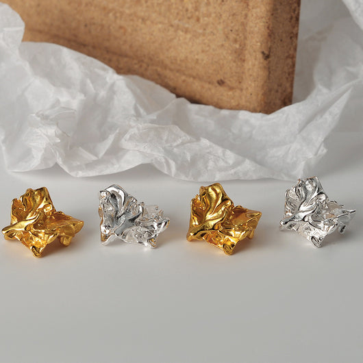 Aretes de Textura Plisada con Diseño Minimalista