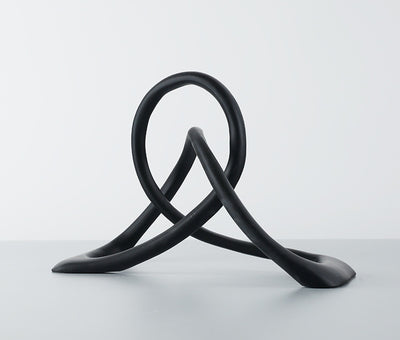 Ornamentos Geométricos Abstractos en Resina Negra con Nudo Retorcido - Image 7