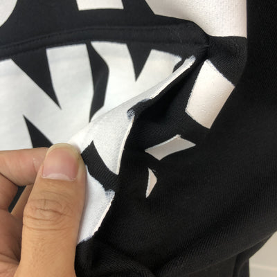 Sudadera con Capucha de Campaña - Diseño de Letras Icónico - Image 11