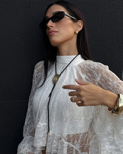 Blusa de Trabajo Blanca con Encaje Jacquard y Cuello Alto - Image 9