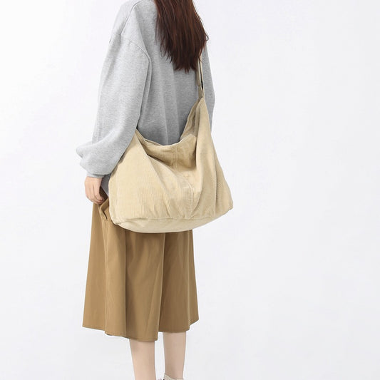 Bolsa Bandolera de Pana Espaciosa Minimalista y Casual - Image 2