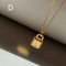 Colar com Pingente Quadrado de Letras e Cadeado 26 Folheado a Ouro 18K Dourado D