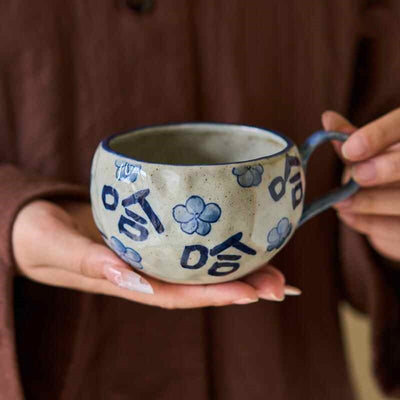 Taza de Cerámica Artesanal Azul y Blanco con Diseño Dibujado a Mano - Image 4