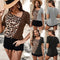 Suéter Tejido Estilo Leopardo con Cuello Irregular y Detalles de Contraste