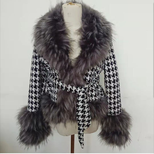 Chaqueta Elegante con Cuello en V y Detalles de Piel Sintética