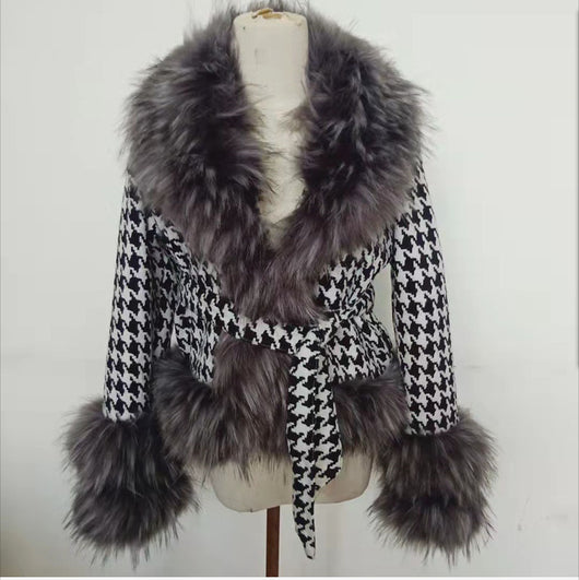 Chaqueta Elegante con Cuello en V y Detalles de Piel Sintética